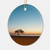 Eenzame boom in de zon in Koeweit Keramisch Ornament (Links)