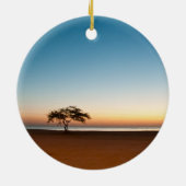 Eenzame boom in de zon in Koeweit Keramisch Ornament (Achterkant)