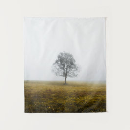 Eenzame boom in een woelige herfstochtend wandkleed