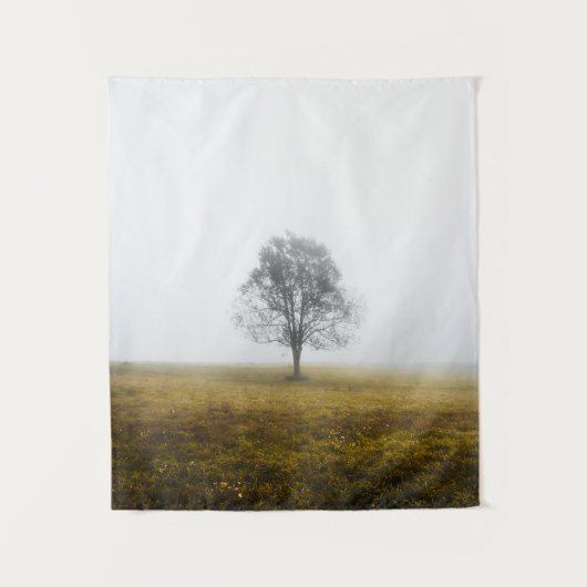 Eenzame boom in een woelige herfstochtend wandkleed (Voorkant)
