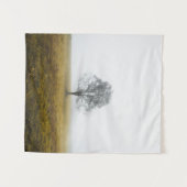 Eenzame boom in een woelige herfstochtend wandkleed (Voorkant (horizontaal))