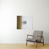 Eenzame boom in een woelige herfstochtend wandkleed (In Situ (horizontaal))