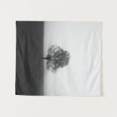 Eenzame boom in mist zwart-wit wandkleed (Voorkant (horizontaal))