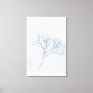 Eenzame boom tijdens het sneeuwstorm in de winter canvas afdruk