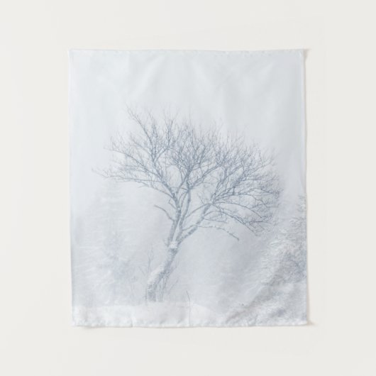 Eenzame boom tijdens het sneeuwstorm in de winter wandkleed (Voorkant)