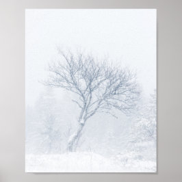 Eenzame boom tijdens sneeuwstorm in de winter poster