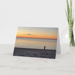 Eenzame figuur staand op oceaanstrand Foto Kaart