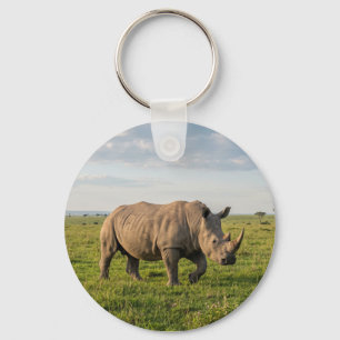 Eenzame Neushoorn Wandelend In Open Grasland Foto Sleutelhanger