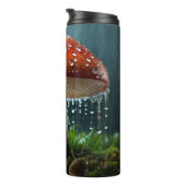 Eenzame paddenstoel in een zware regen thermosbeker (Geroteerd rechts)