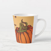 Eenzame pompoen op het veld. De herfst verlaat her Latte Mok (Rechts)