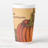 Eenzame pompoen op het veld. De herfst verlaat her Latte Mok (Voorkant)