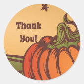 Eenzame pompoen op het veld. De herfst verlaat her Ronde Sticker (Voorkant)