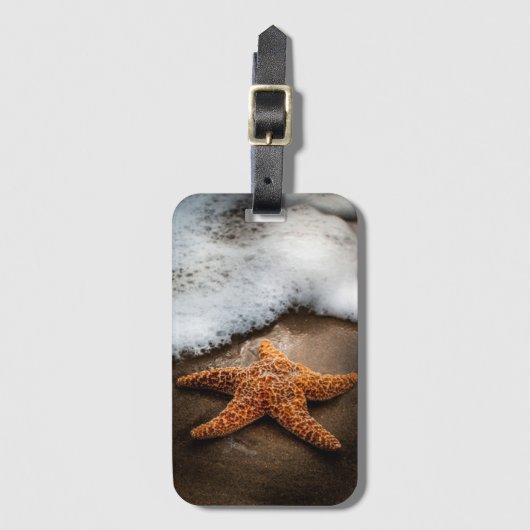 Eenzame Starfish op het strand Bagagelabel (Voorkant (verticaal))
