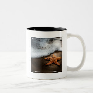 Eenzame Starfish op het strand Tweekleurige Koffiemok