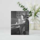 Eenzame vrouw in een bar, 1943 briefkaart (Staand voorkant)