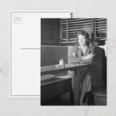 Eenzame vrouw in een bar, 1943 briefkaart (Voorkant / Achterkant)