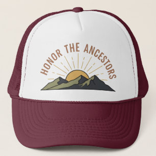 Eer de Voorouders Minimalistische Berg en Zon Trucker Pet