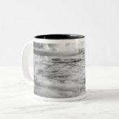 Eerie cloudscape bij zonsopgang. 2 tweekleurige koffiemok (Voorkant links)