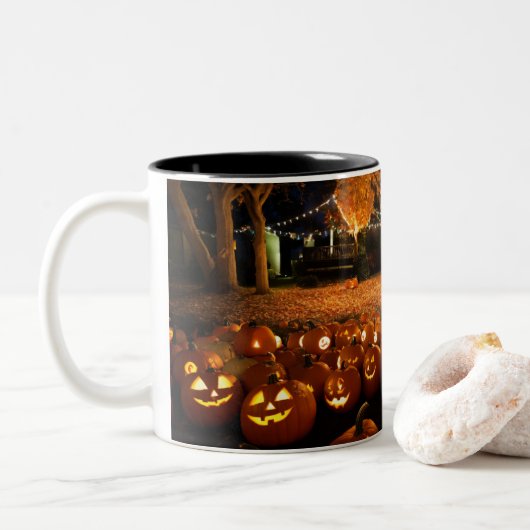 Eerie Elegance: Halloween Mok Collectie (Met donut)