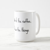 Eerst drink ik de koffie, dan doe ik de dingen. koffiemok (Voorkant rechts)