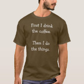 Eerst drink ik de koffie. Dan doe ik de dingen. T-shirt (Voorkant)
