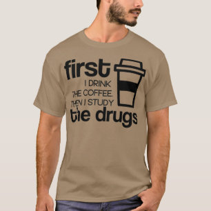 Eerst drink ik de koffie en dan bestudeer ik de dr t-shirt