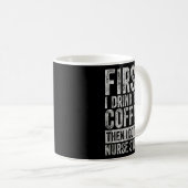 Eerst Drink ik de koffie en dan doe ik de zuster. Koffiemok (Voorkant rechts)