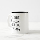 Eerst Drink ik de koffie en dan doe ik dingen Tweekleurige Koffiemok (Voorkant links)