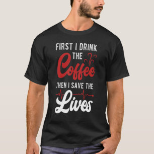 Eerst Drink ik de koffie en dan red ik de levens T-shirt