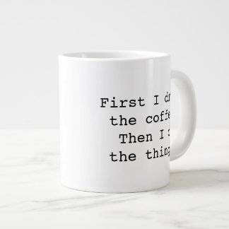 Eerst drink ik de koffiejumbo-mok grote koffiekop