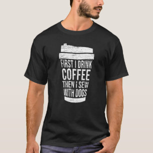 Eerst drink ik koffie, dan naai ik met hondenmoede t-shirt