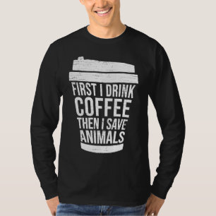 Eerst drink ik koffie en dan red ik dier  dier t-shirt