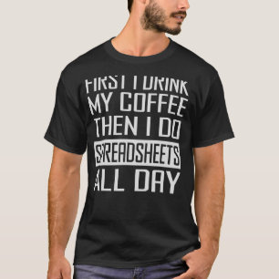 Eerst Drink ik mijn koffie en daarna spreadsheets T-shirt