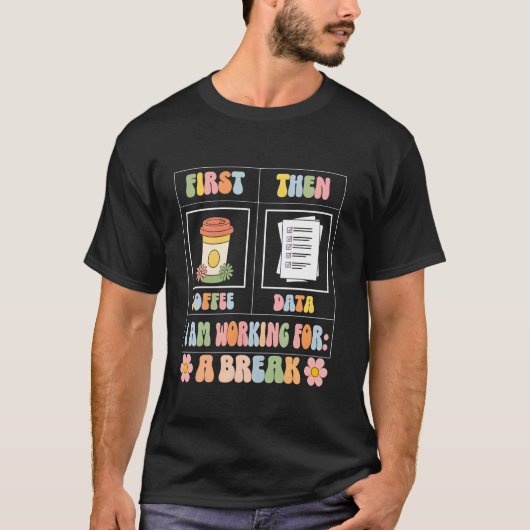 Eerst koffie dan data Grappige SPED leraar neemt e T-shirt (Voorkant)