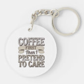 "Eerst koffie, dan doe ik alsof ik erom geef" Sleutelhanger (Achterkant)