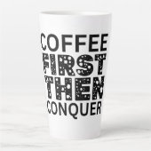 Eerst koffie, dan veroveren latte mok (Voorkant)