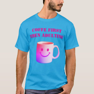Eerst koffie, dan volwassen worden – Herkenbare da T-shirt