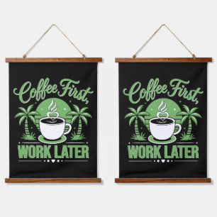 Eerst Koffie, Dan Werk. Aangedreven door Caffeïne Hangend Wandkleed