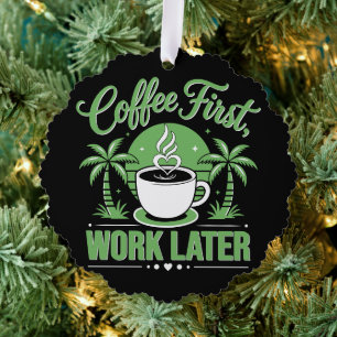 Eerst Koffie, Dan Werk. Aangedreven door Caffeïne Ornament Kaart