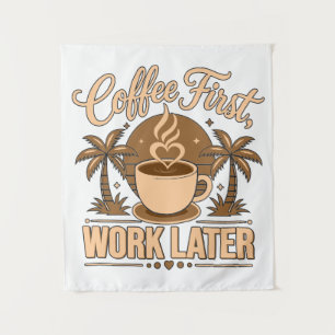 Eerst koffie, dan werk. Aangedreven door Caffeine  Wandkleed