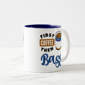 Eerst koffie en daarna pas je muziek op tweekleurige koffiemok (Voorkant rechts)