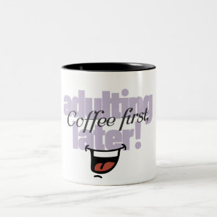 Eerst koffie, later volwassen worden Funny typogra Tweekleurige Koffiemok