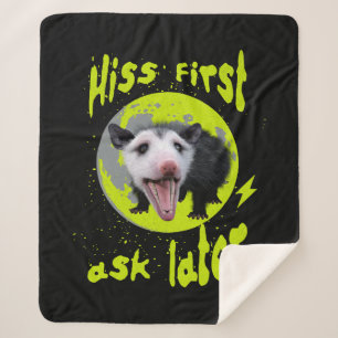 Eerst Sissen, Later Vragen Funny Opossum Humor  Sherpa Deken
