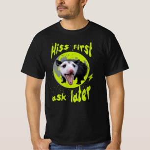Eerst Sissen, Later Vragen Funny Opossum Humor T-shirt