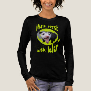 Eerst Sissen, Later Vragen Funny Opossum Humor Tri-Blend Shirt