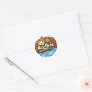 Eerst Slapen, Later Vragen Slaapkat Ronde Sticker