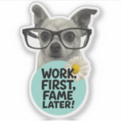 Eerst werk, later roem! – Een leuke Chihuahua Stic Sticker (Voorkant)