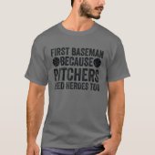 Eerste Baseman omdat Pitchers ook helden nodig heb T-shirt (Voorkant)