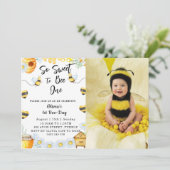 Eerste Bee-dag Zo Zoet Om Eén Bij Te Zijn Bij-foto Kaart (Staand voorkant)