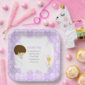 Eerste Communie Brunette Boy Paarse Damask Papieren Bordje (Feest)